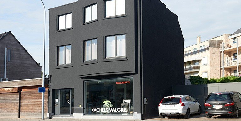 Roeselare, Kachels Valcke | Kurkmortel op bestaande gevelsteen